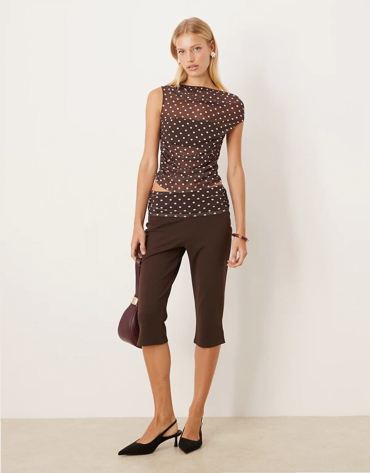 – Caprihose in Braun mit Netzstoffdetail und Punktemuster, Kombiteil