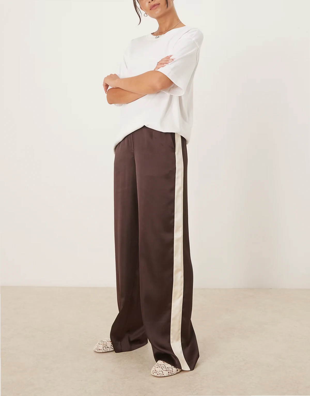– Satinhose in Braun mit seitlichem Streifen