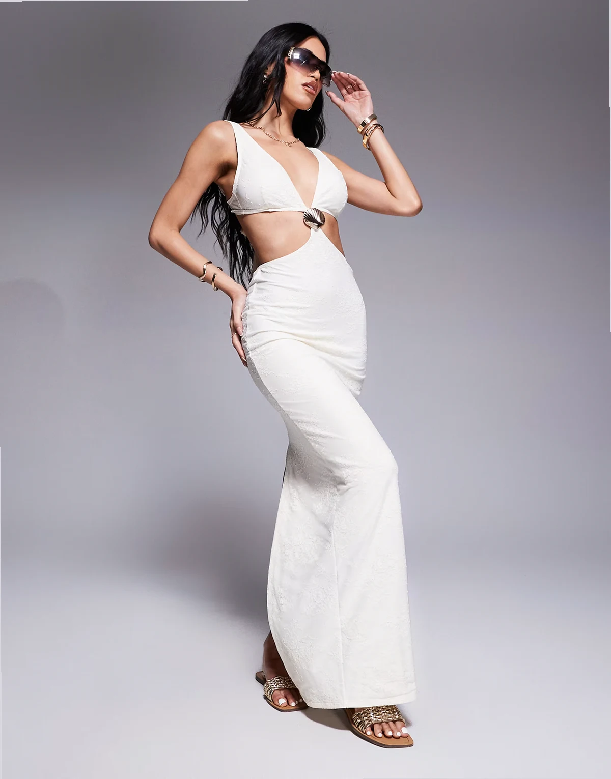 – Maxi-Strandkleid aus Strick in Creme mit Zierausschnitt