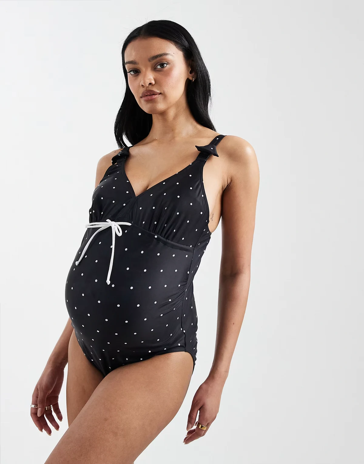 Mamalicious Maternity – Umstands-Badeanzug in Schwarz mit Bindedetail vorne und Still-Clip-Funktion und Polka Dots