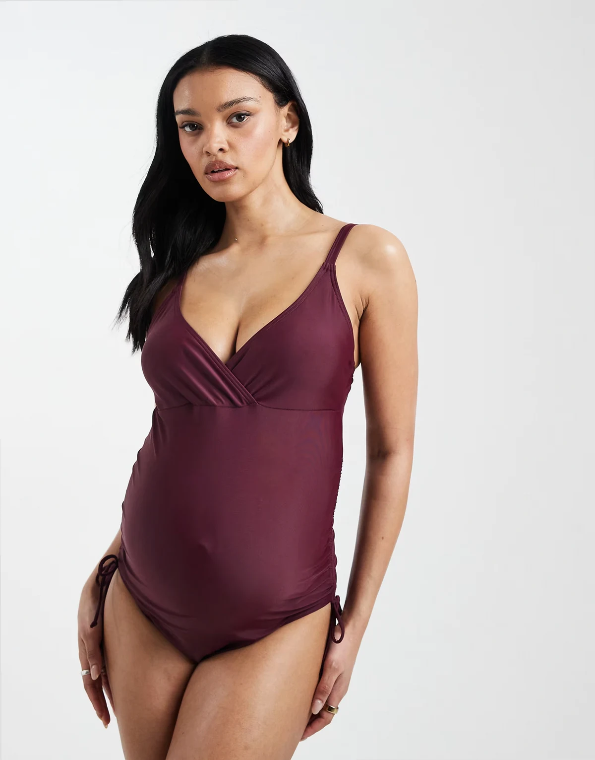 Mamalicious Maternity – Umstands-Badeanzug in Feigenrot mit gewickelter Vorderseite und seitlicher Raffung