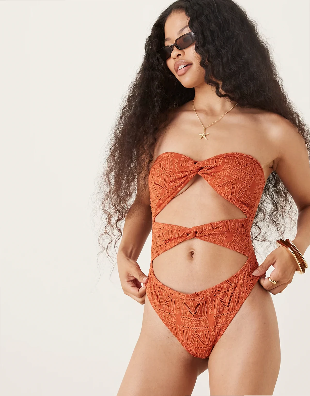 ASOS DESIGN Petite – Kyle Brooke – Trägerloser Badeanzug in Rostrot mit verdrehter Vorderseite und Lochstickerei
