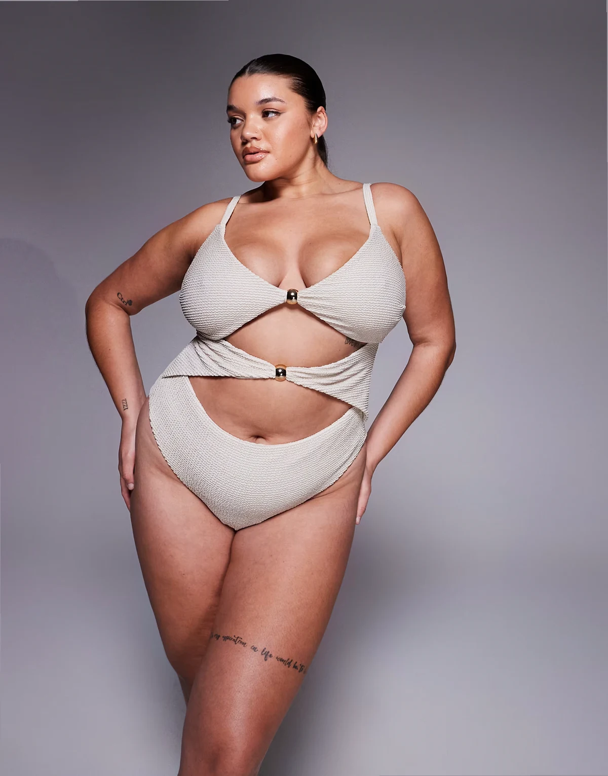ASOS DESIGN Curve – Winter – Badeanzug in Metallic-Cremeweiß mit Knitteroptik, Cut-out und Metallverzierung