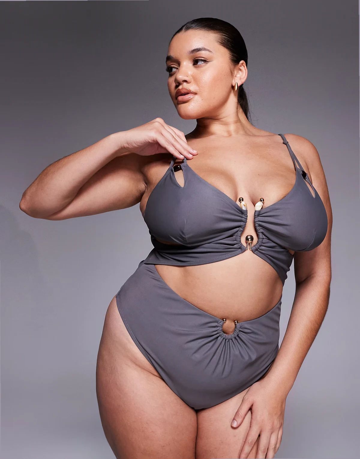 ASOS DESIGN Curve – Tief ausgeschnittener Badeanzug in Grau mit Cut-out und Kunstharzbesatz