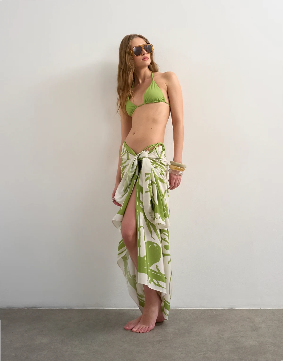 – Rechteckiger Sarong mit abstraktem Print in Wollweiß und Grün
