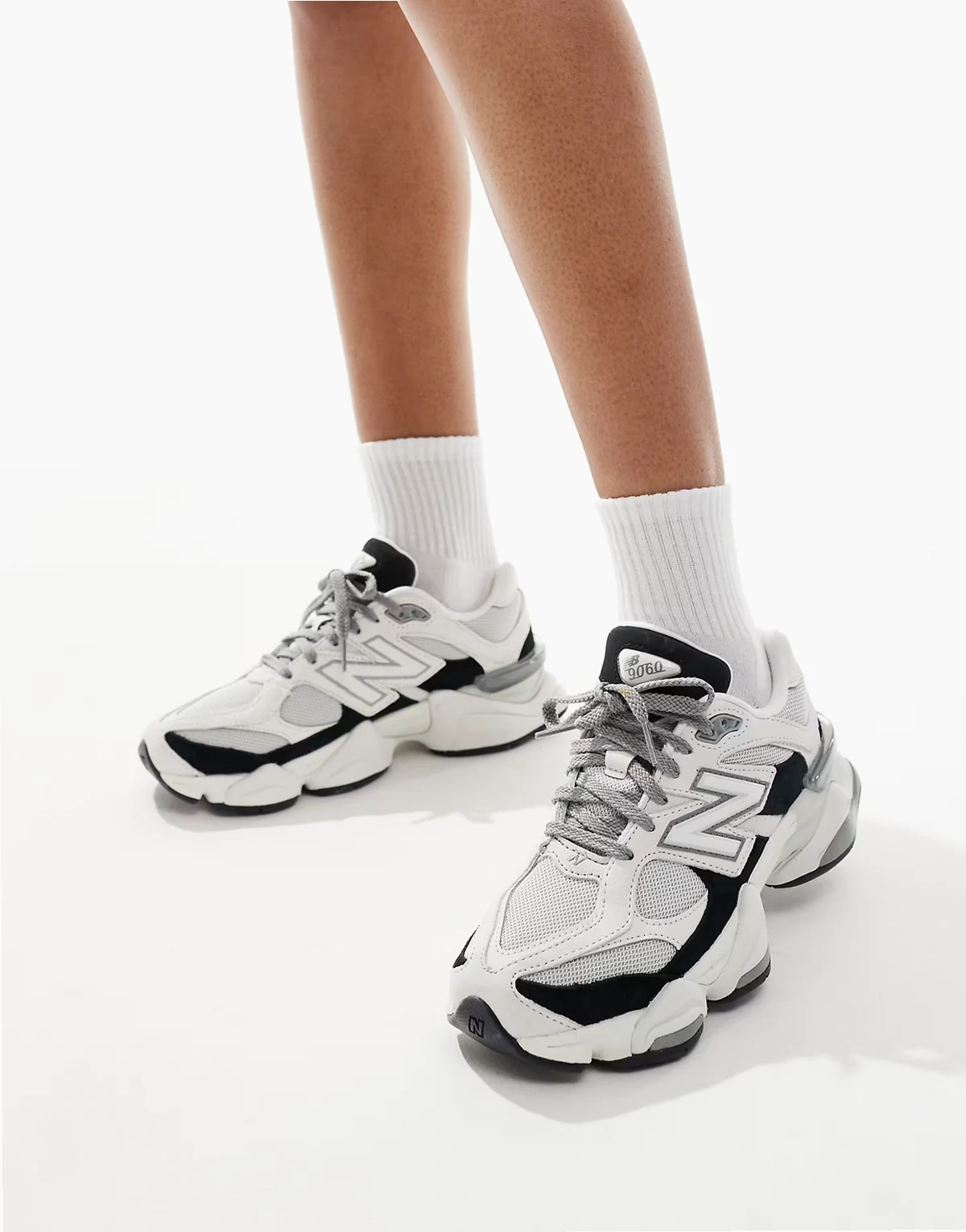 – 9060 – Sneaker in Weiß und Schwarz