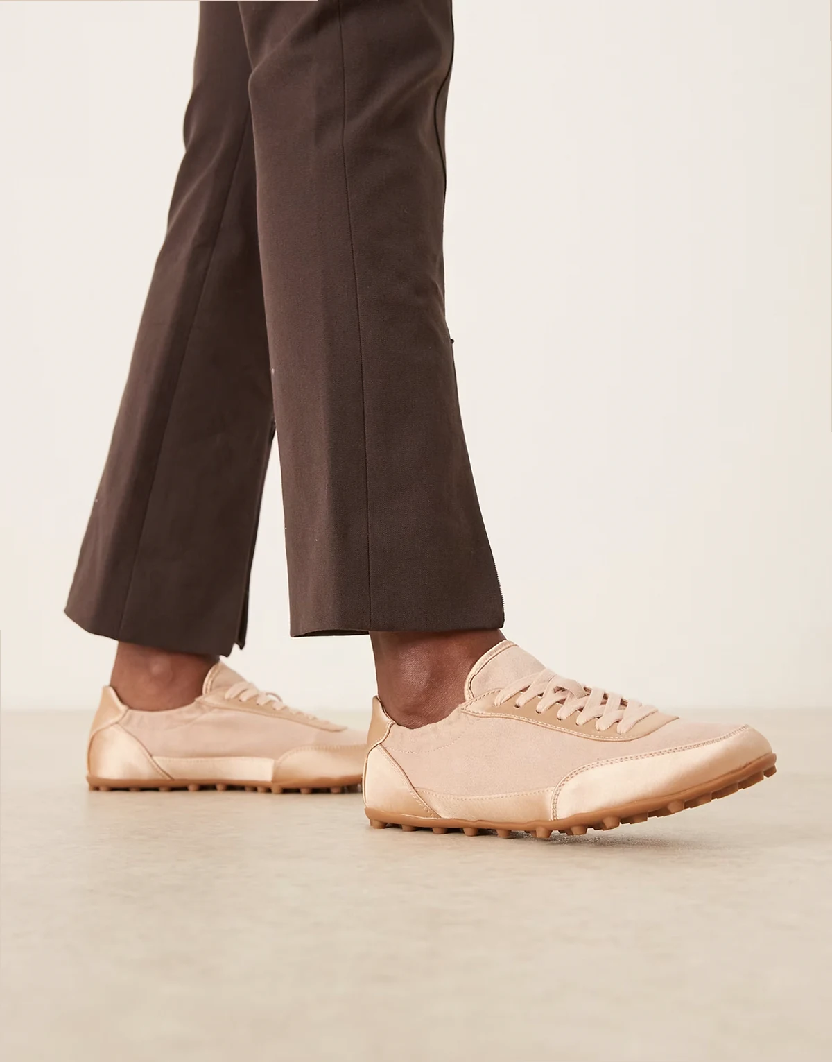 – Desire – Pudroworóżowe sznurowane buty sportowe na wąskiej podeszwie