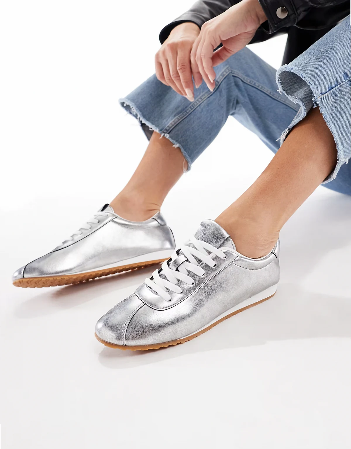 – Drifter – Srebrne foliowe buty sznurowane na gumowej podeszwie