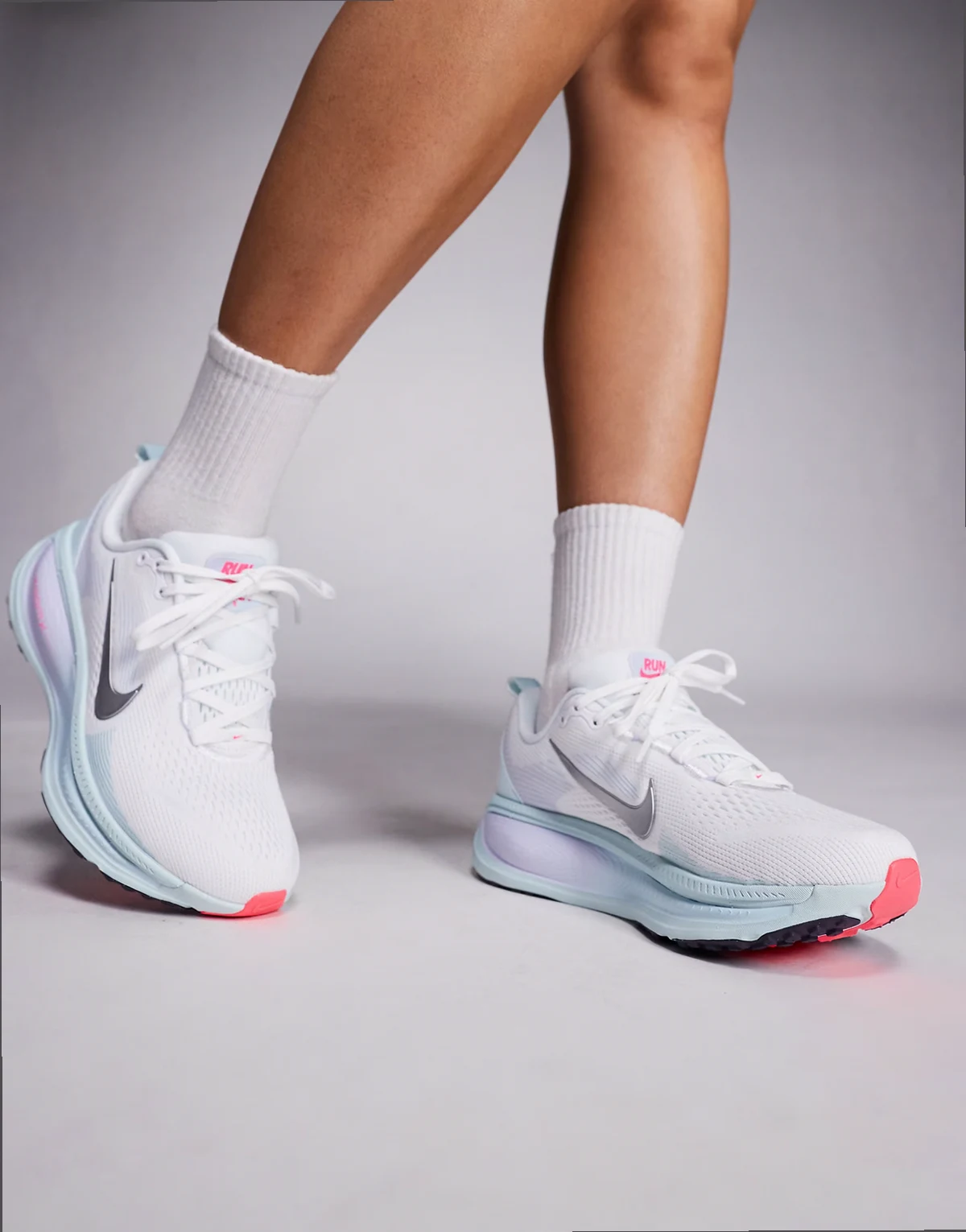 Vomero 18 sneakers in black and yellow