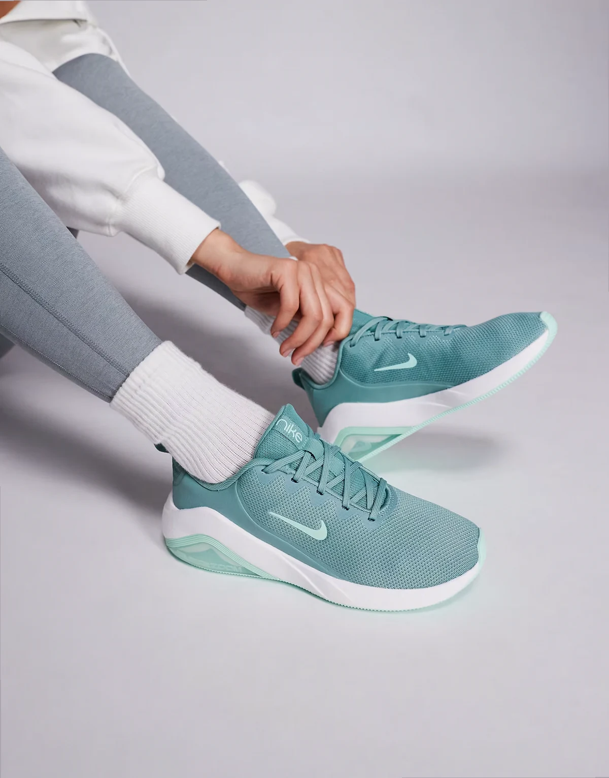 Nike Bella 7 sneakers in green