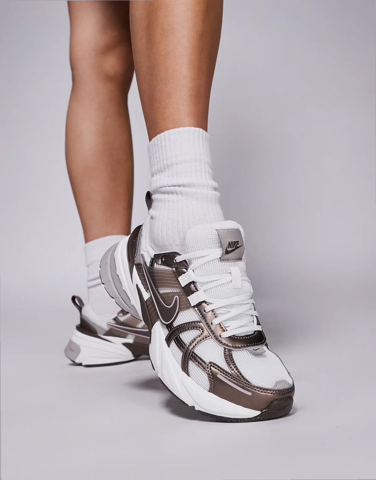 V2K Run sneakers in white and bronze