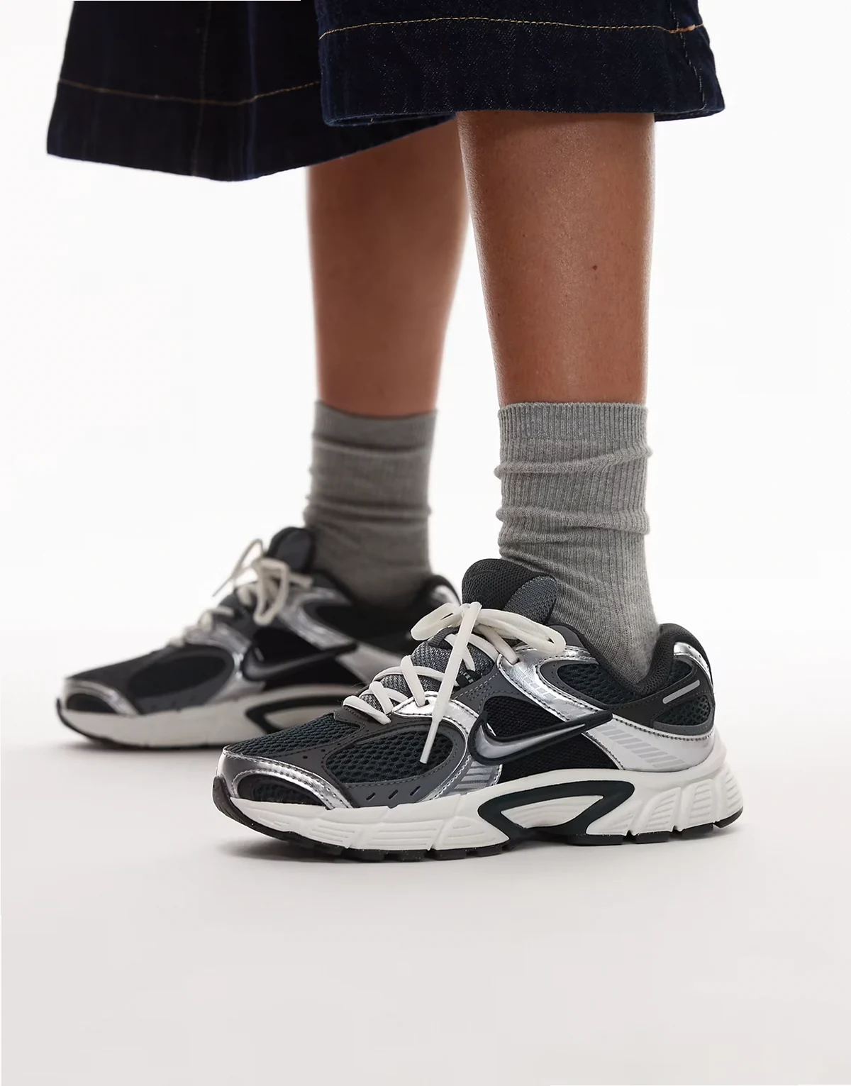 V5 RNR sneakers in dark green and silver