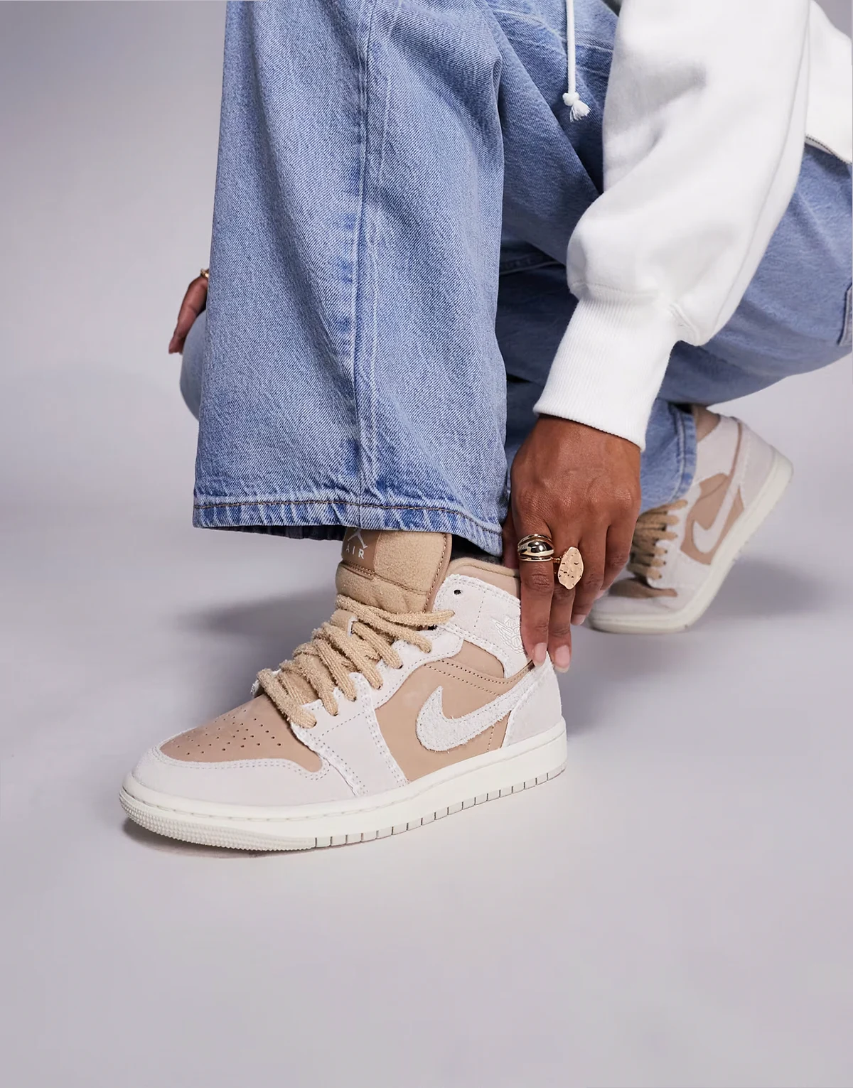 Nike Air Jordan 1 Mid SE sneakers in beige
