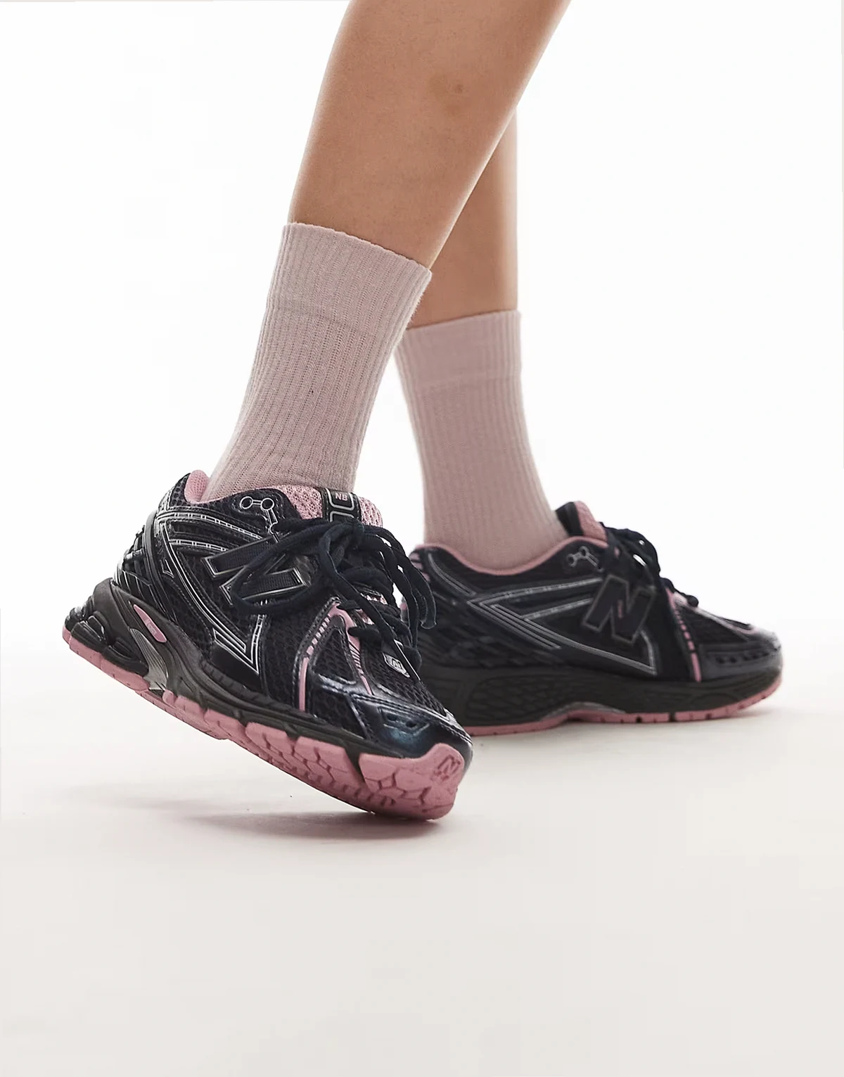 – 1906r – Sneaker in Schwarz und Rosa