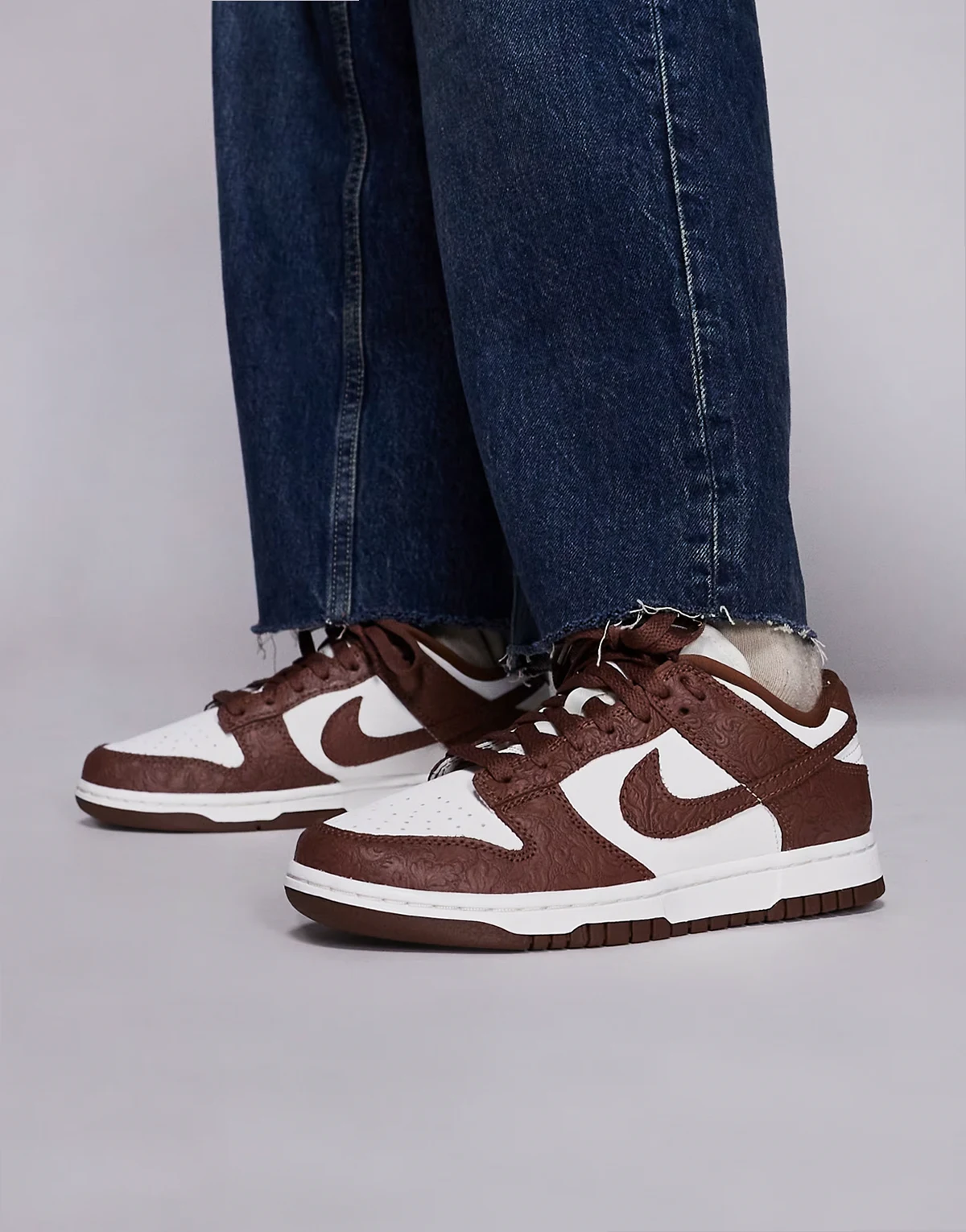 Dunk Low SE sneakers in brown and white