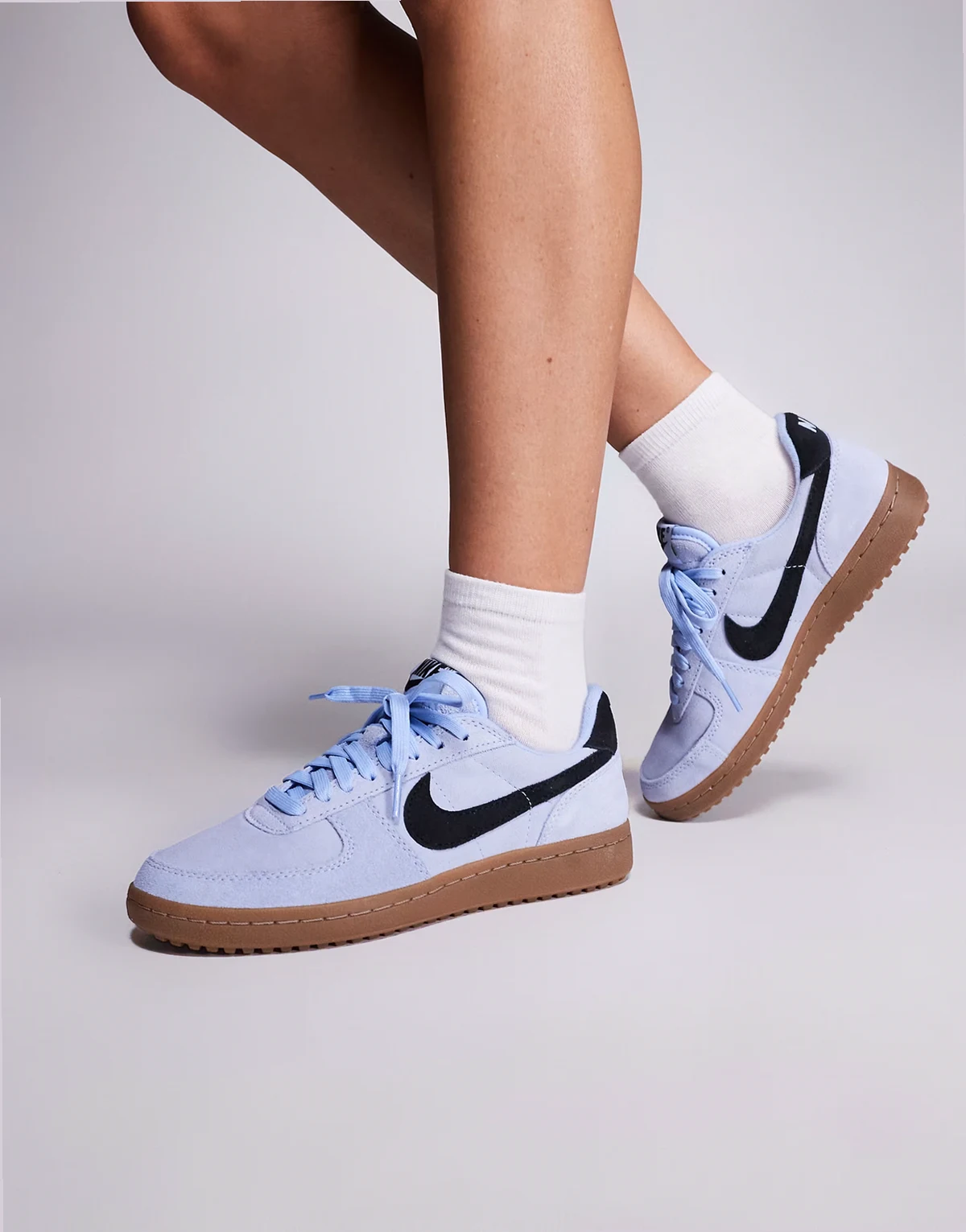Field General sneakers with gum soles in blue