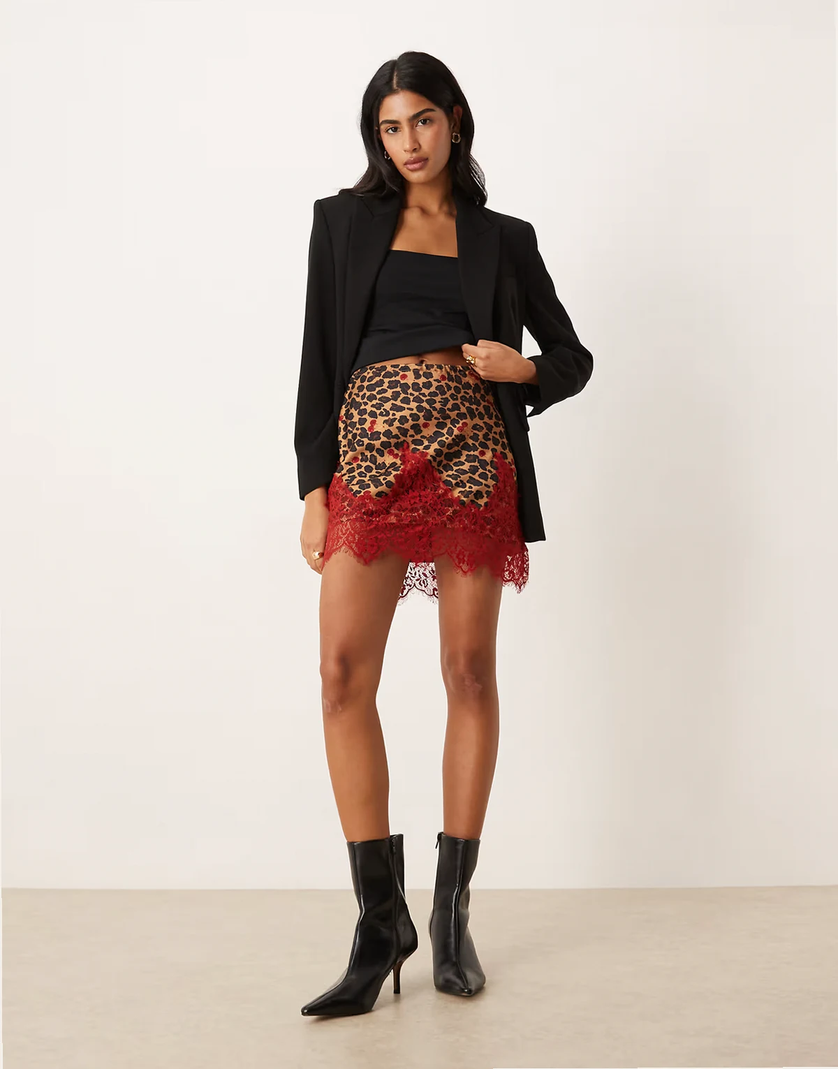 – Maeva – Satynowa spódnica mini w cętki i wiśnie z czerwoną koronką