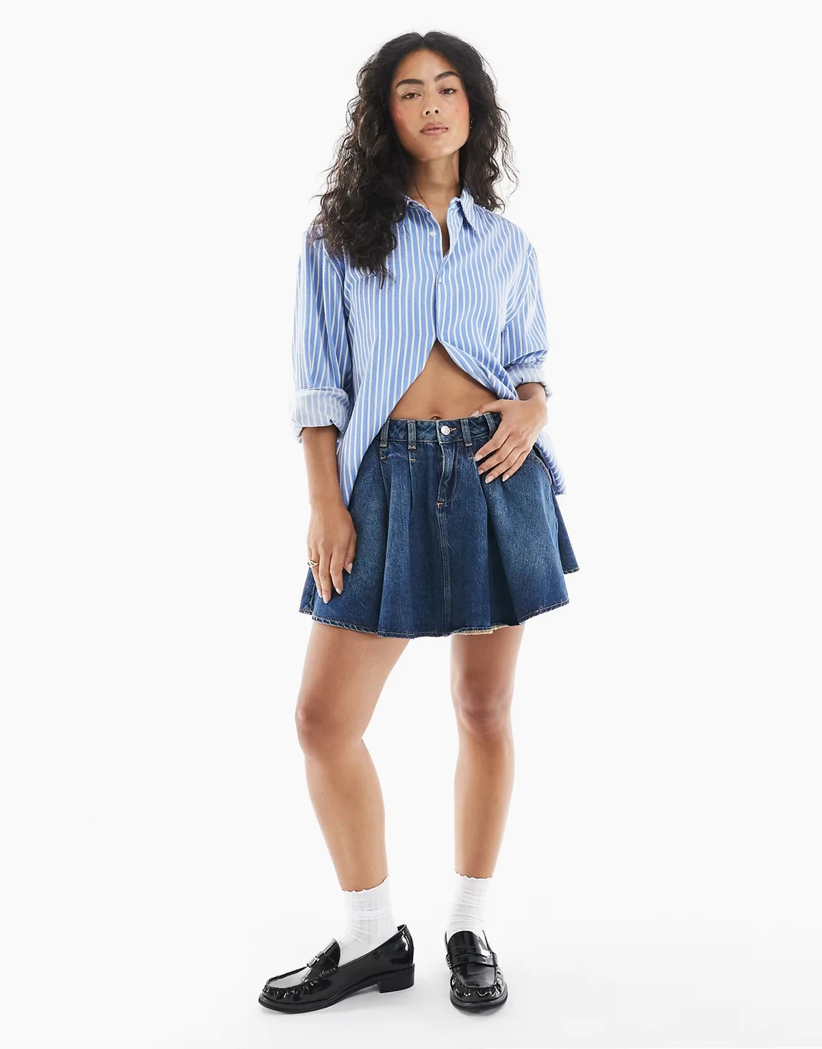 – Niebieska spódnica jeansowa mini z zakładkami w stylu vintage