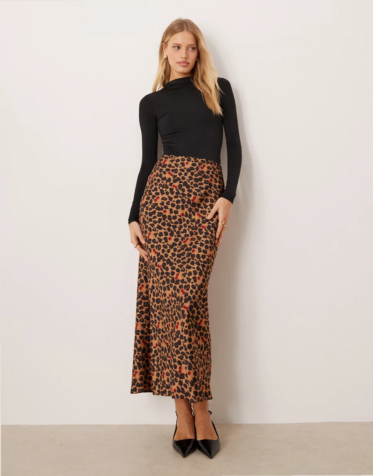 – Dorris – Satynowa spódnica maxi w panterkę i wisienki