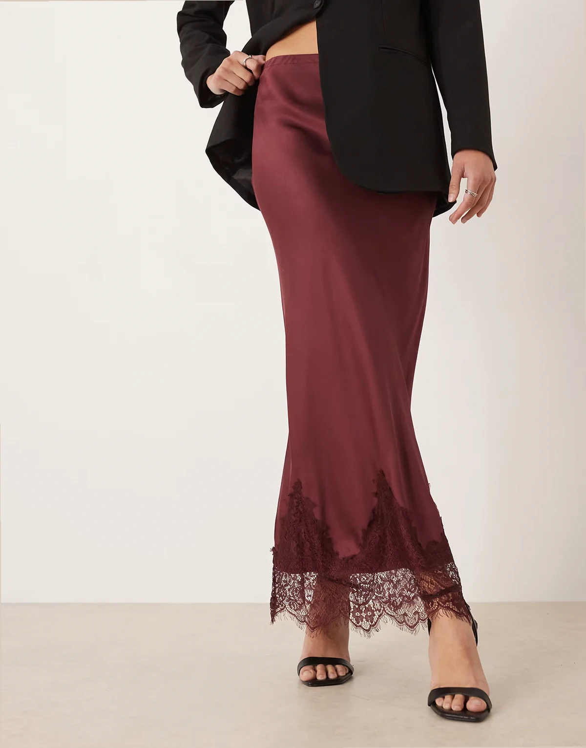 – Maeva – Ciemnoczerwona spódnica midaxi z koronkowym wykończeniem