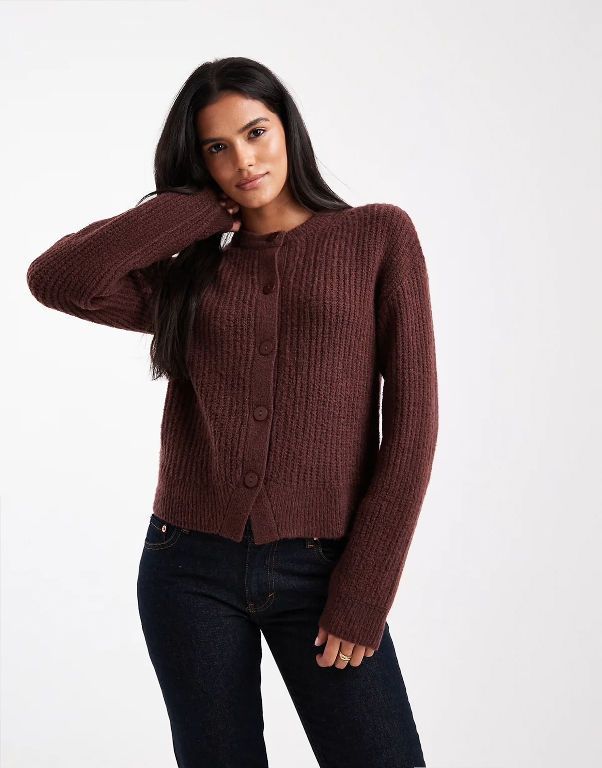 – Strickjacke in Schokobraun mit breiter Rippenstruktur und Rundhalsausschnitt