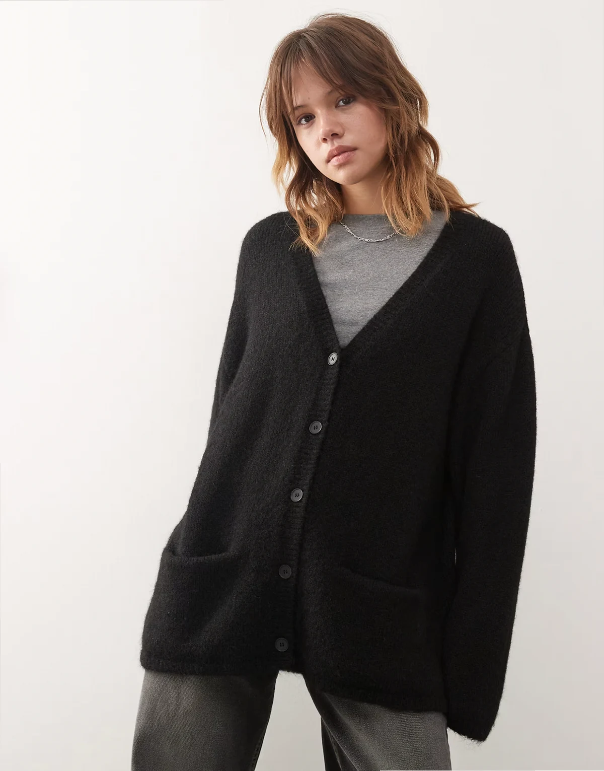 – Flauschige Oversize-Strickjacke aus Wollmix in Schwarz