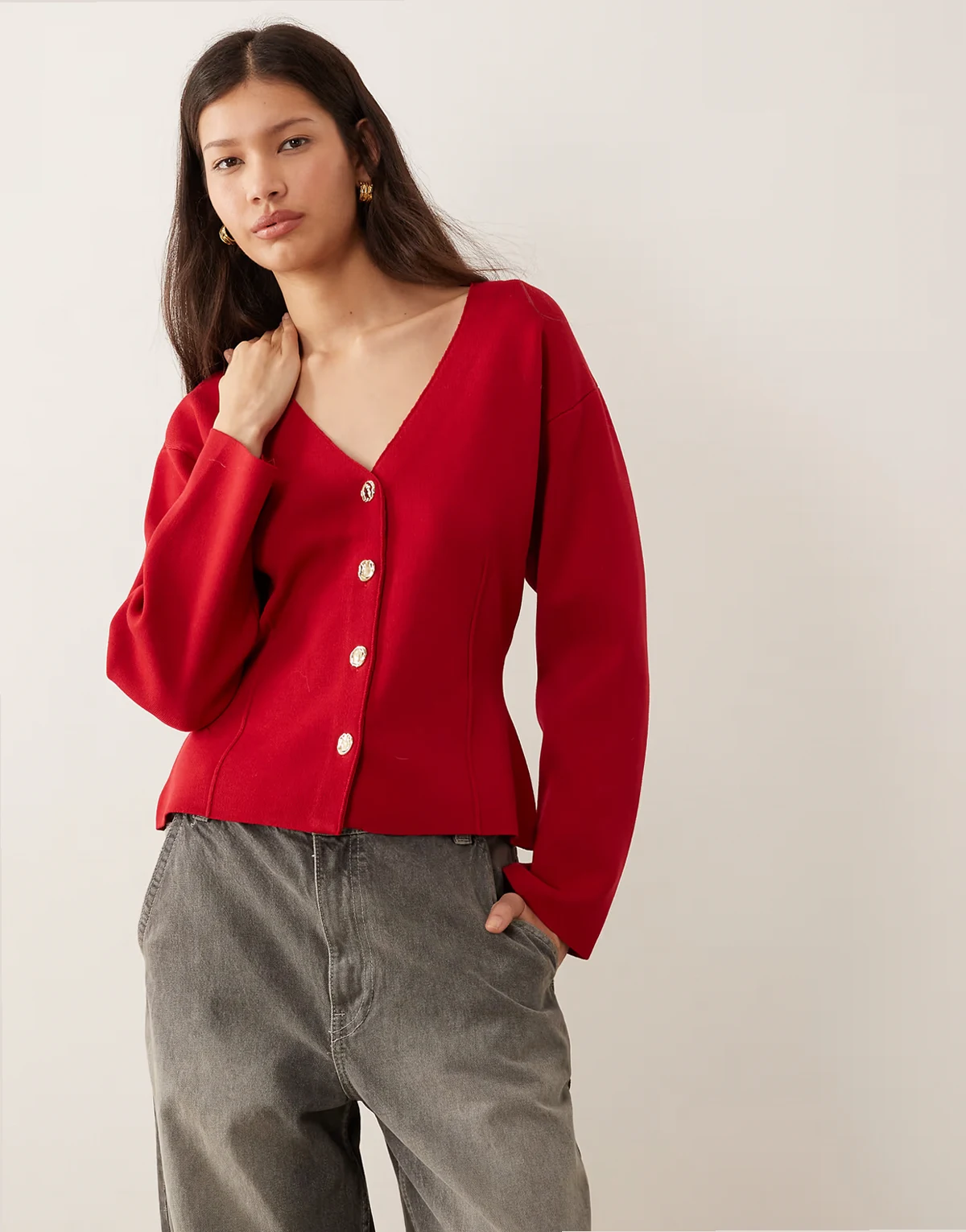 – Strickjacke in Rot mit strukturierter Taille und gehämmerten, goldfarbenen Knöpfen