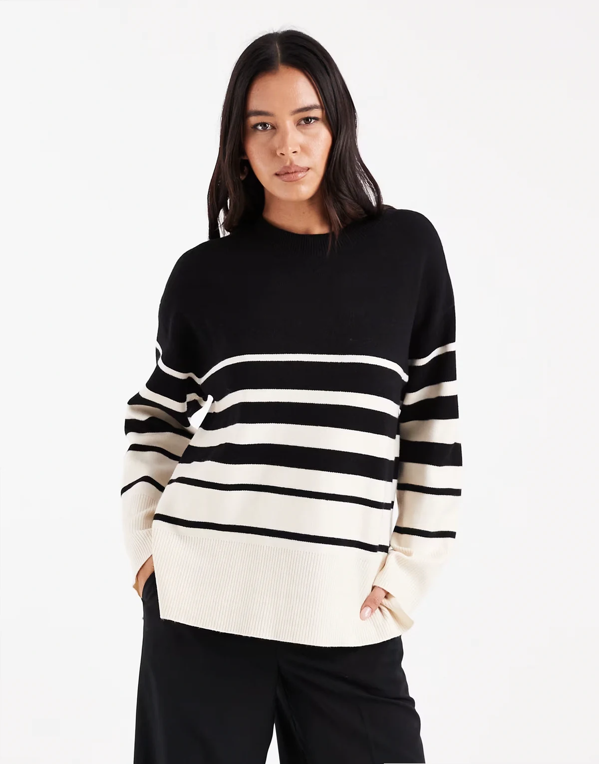 – Pullover in Schwarz mit Rundhalsausschnitt und Streifen in Creme