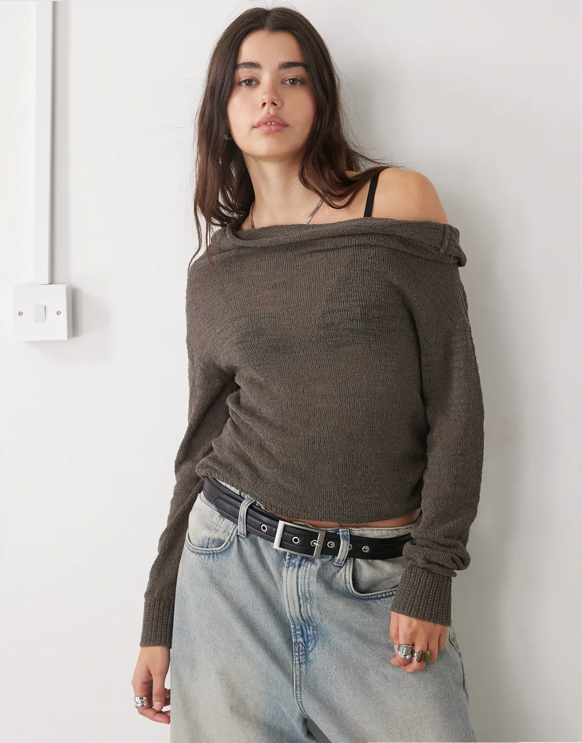 – Lockerer, schulterfreier Feinstrickpullover in dunklem Maulwurfbraun