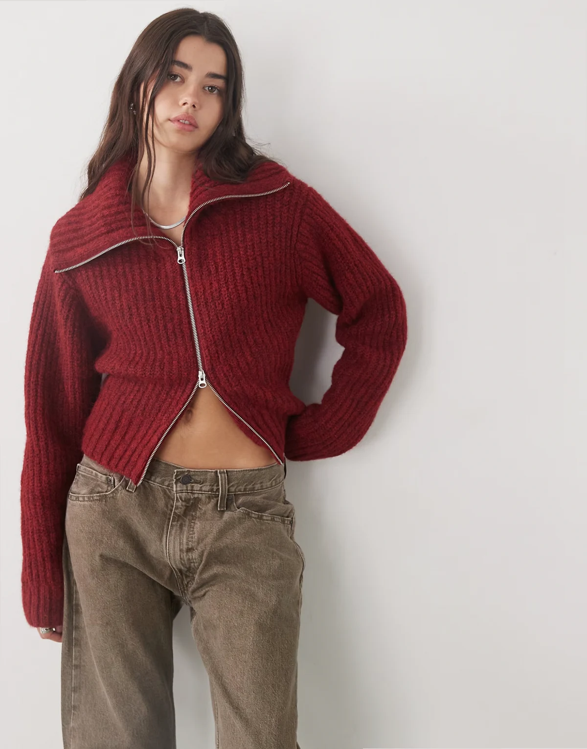 – Strickjacke in meliertem Burgunderrot mit grobem Rippenmuster am Saum und Reißverschluss