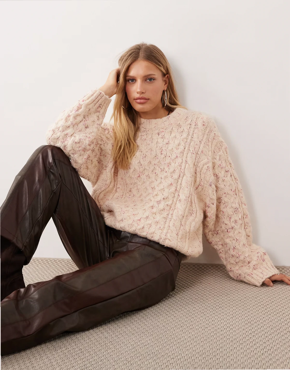 – Strukturierter Oversize-Strickpullover in Cremeweiß und Rosa mit Zopfmuster