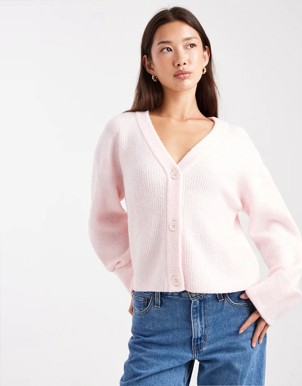– Strickjacke in Zartrosa mit breiten Bündchen und V-Ausschnitt