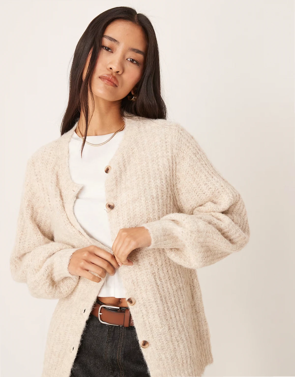 – Flauschige Strickjacke in Cremeweiß