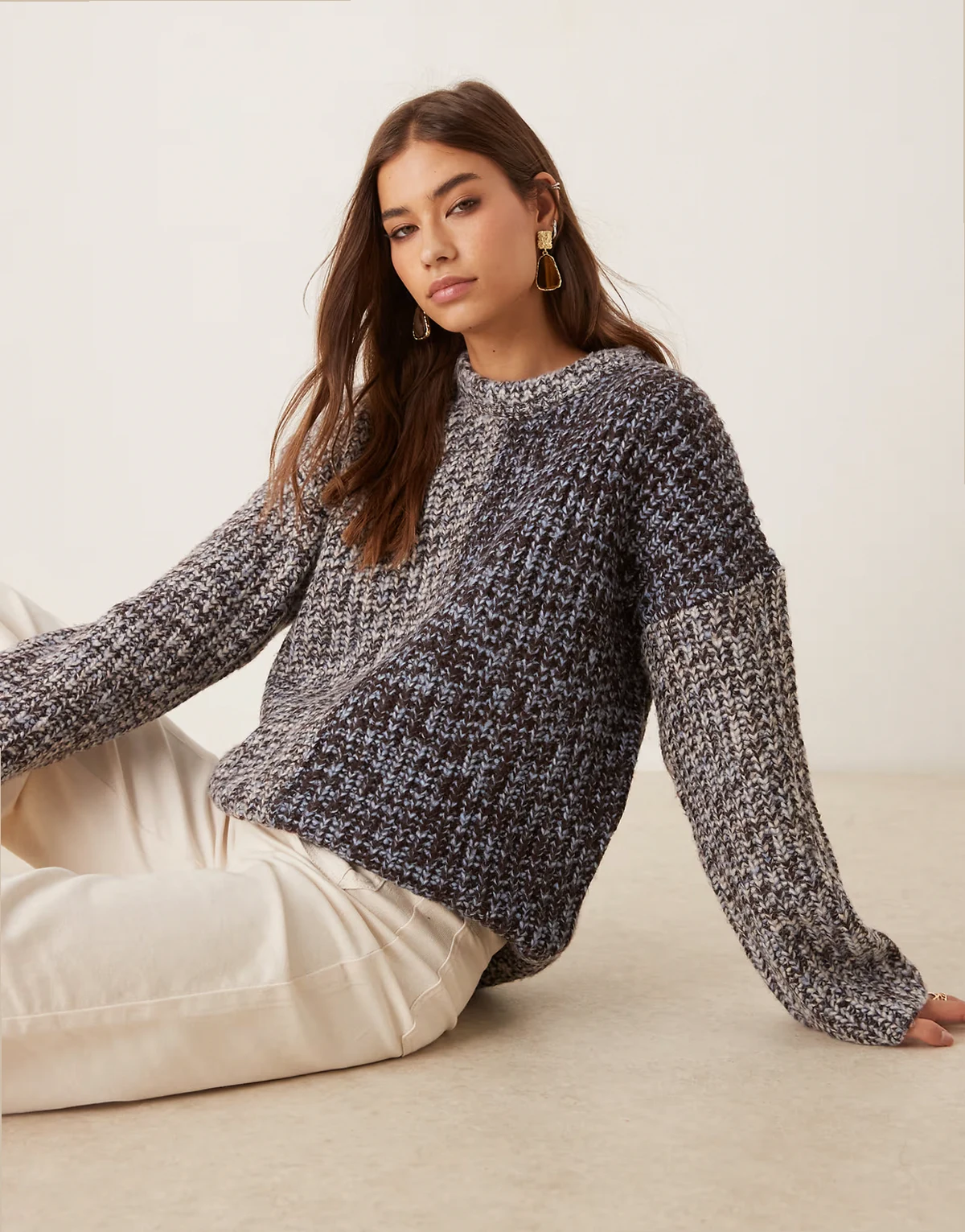 – Niebieski patchworkowy sweter oversize w plamki