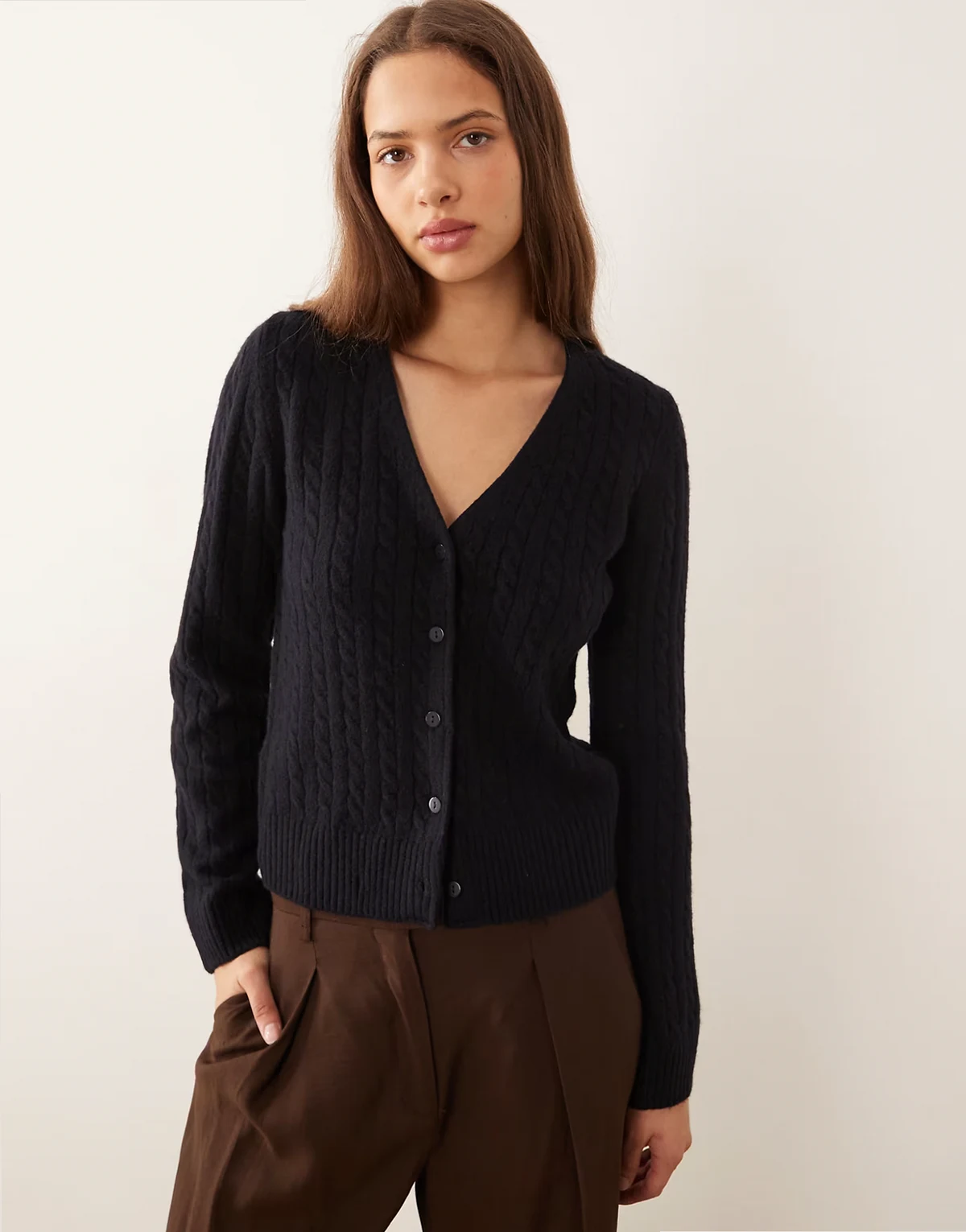 – Strickjacke in Marineblau mit Zopfmuster und V-Ausschnitt