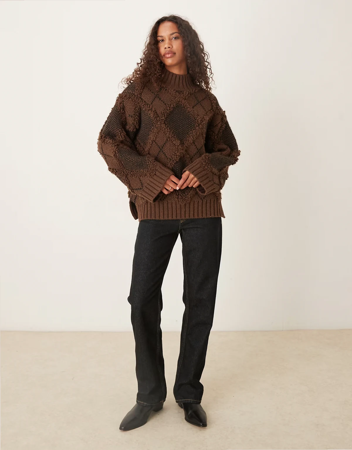 – Czekoladowy sweter oversize w kratę z frędzlami