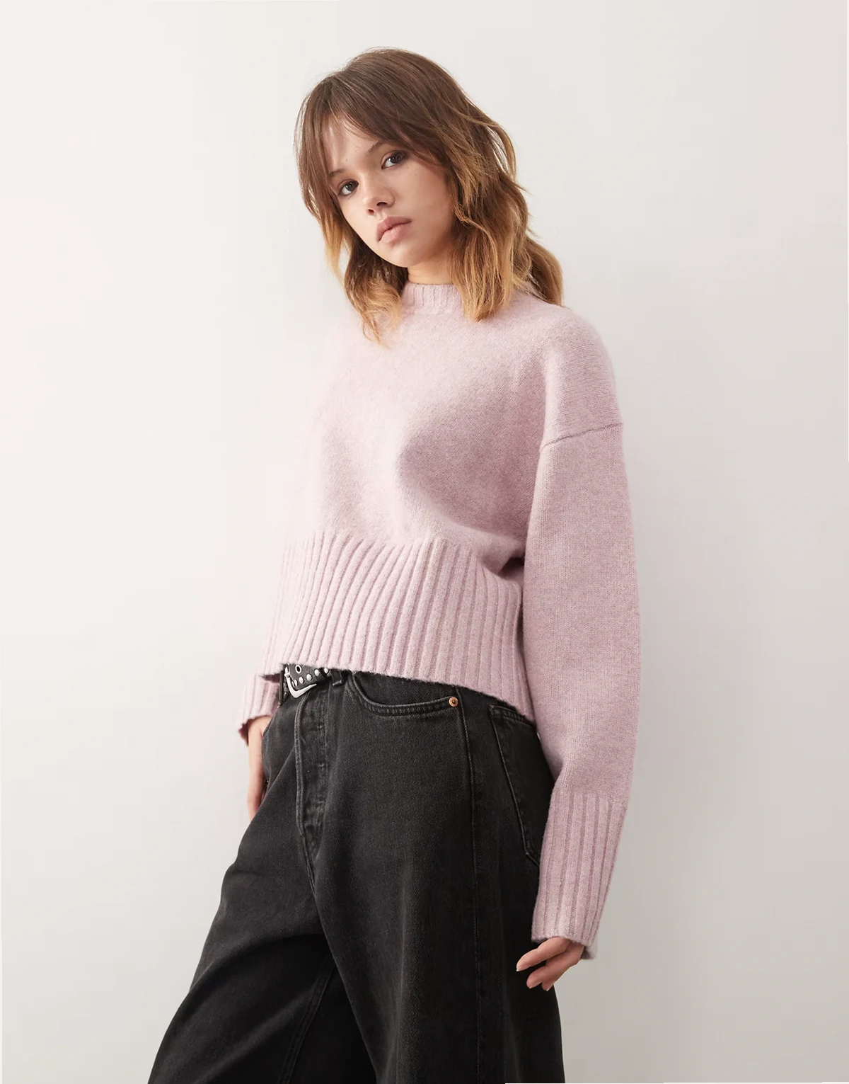 – Strickpullover in Staubrosa mit Rundhalsausschnitt, gerippten Bündchen und Saumdetail