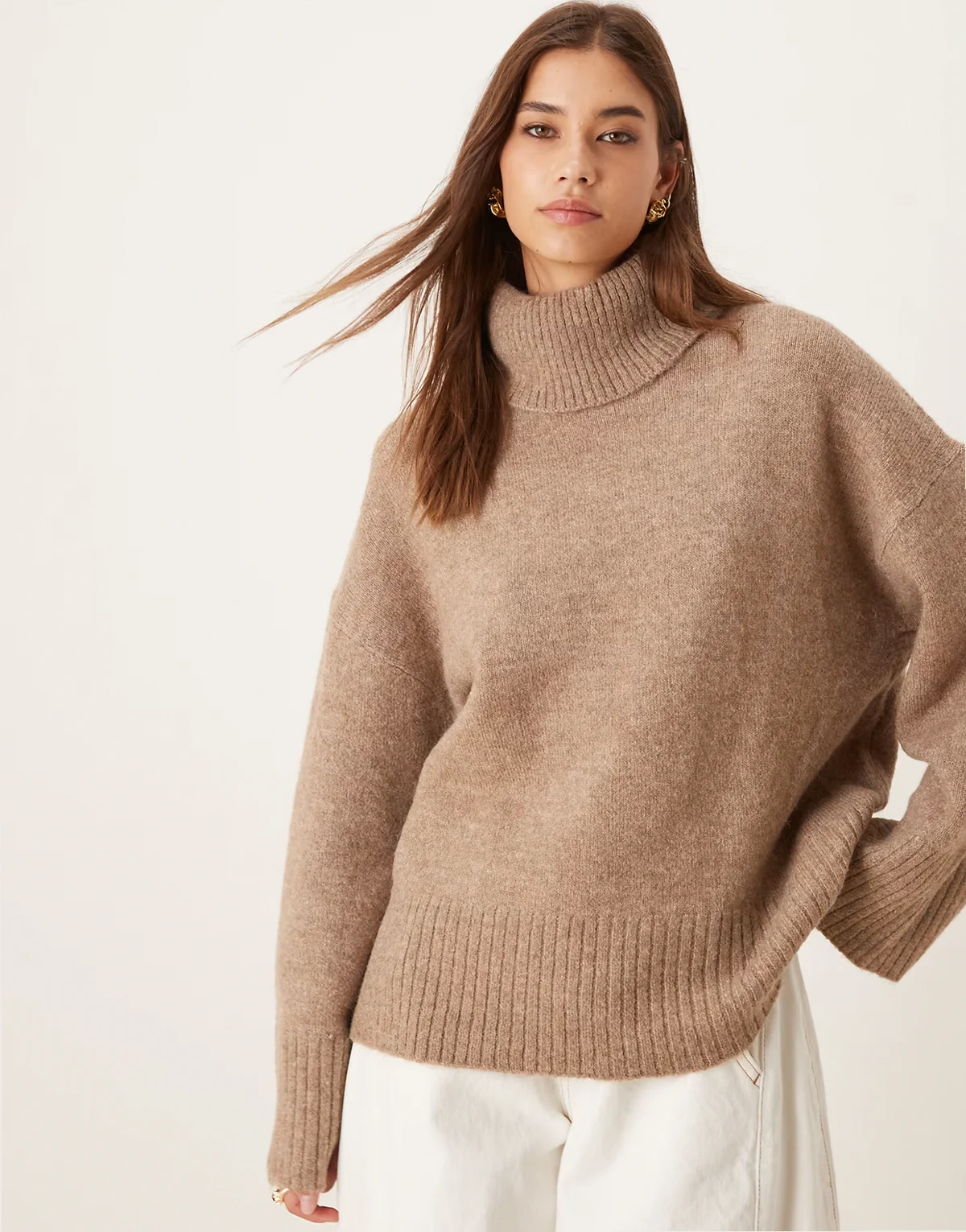 – Hochgeschlossener, langärmliger Strickpullover aus Wolle und Alpakawolle in meliertem Beige