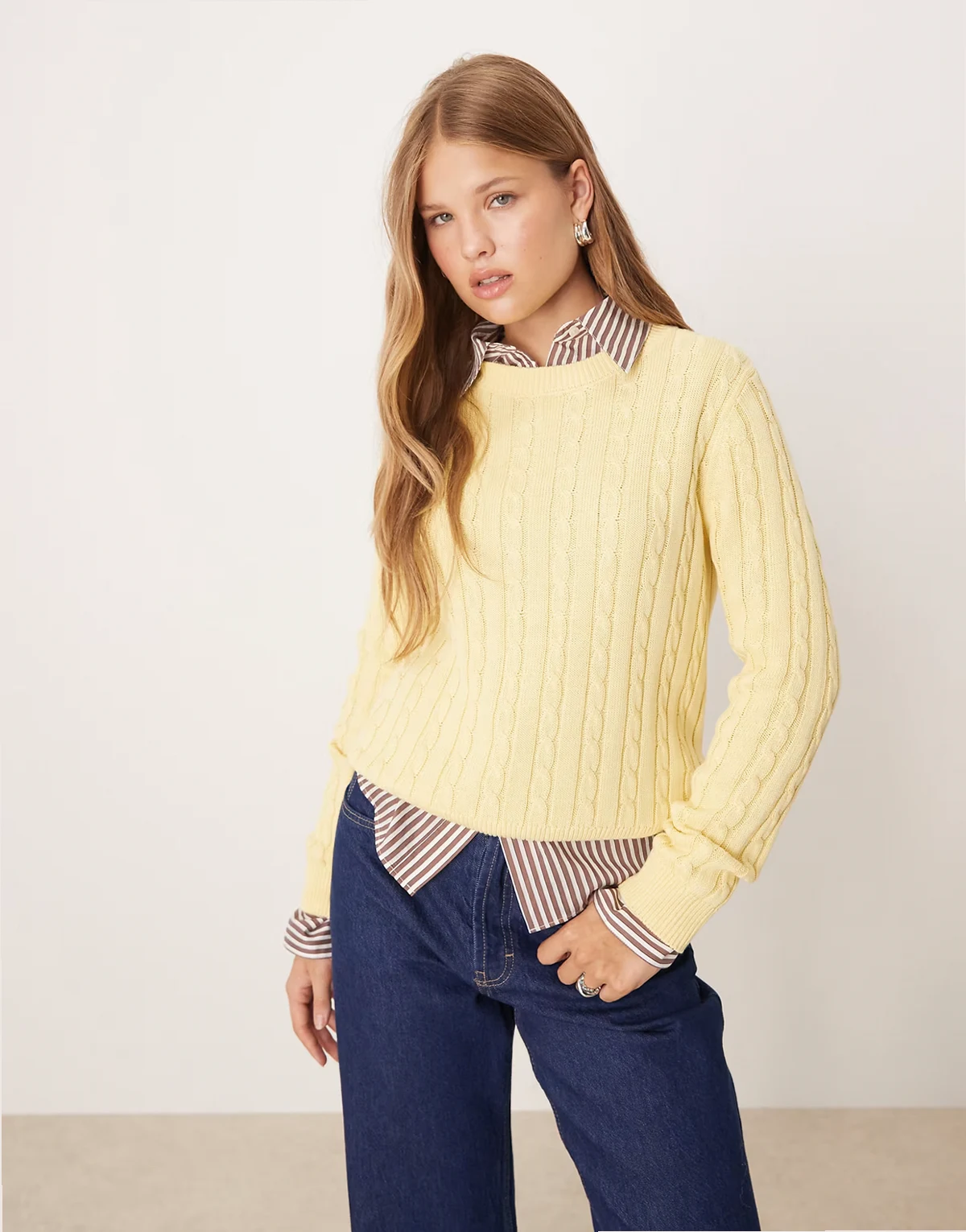 – Strickpullover in Gelb mit Rundhalsausschnitt und Zopfmuster