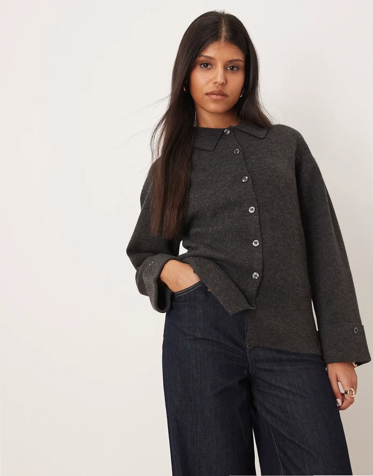 – Strickjacke in meliertem Dunkelgrau mit Kragen