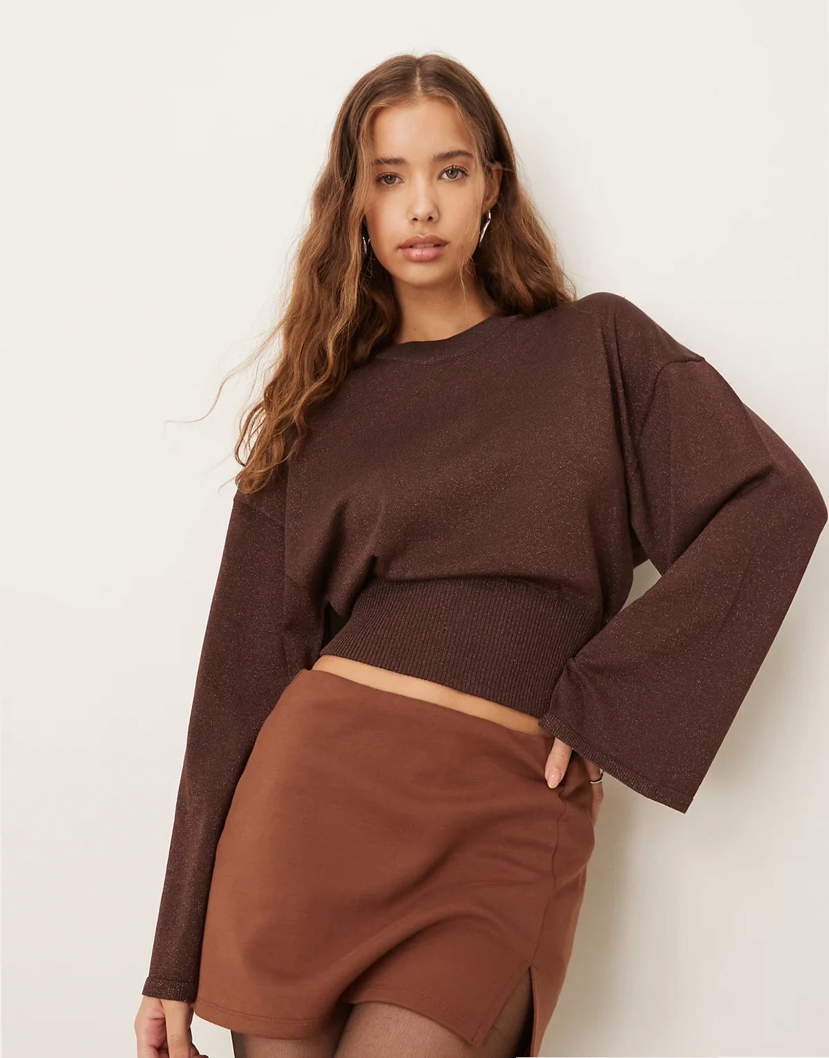 – Pullover aus Metallic-Feinstrick in Dunkelbraun mit weiten Ärmeln
