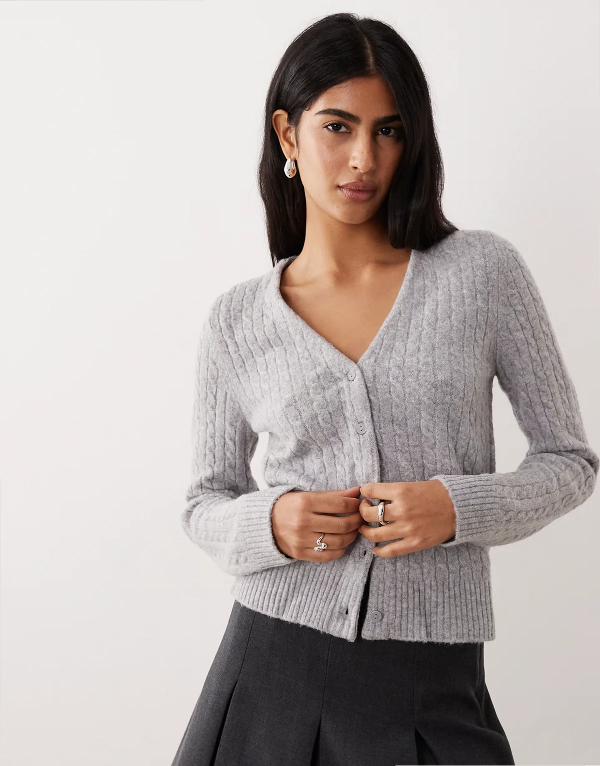 – Strickjacke in Grau mit Zopfmuster und V-Ausschnitt