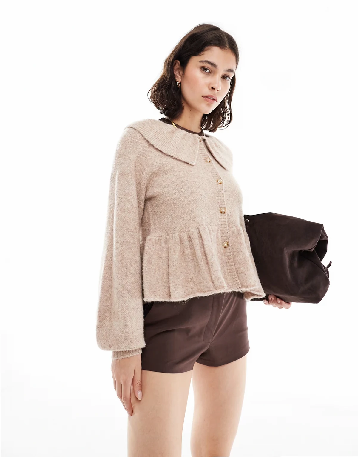 – Strickjacke in Camel mit Rüschenkragen und Schößchensaum