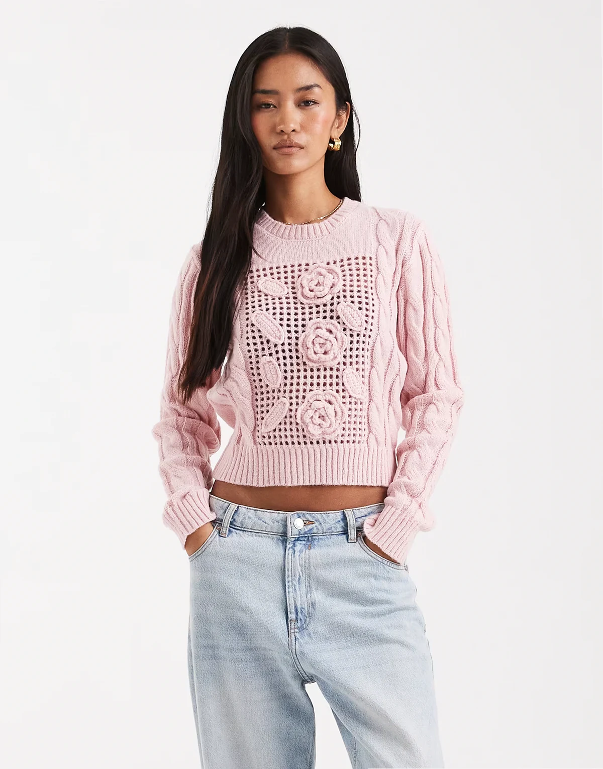 – Cropped-Pullover in Zartrosa mit gehäkeltem Blumendetail