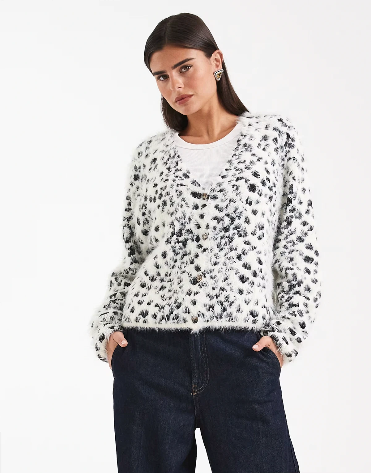 – Flauschige Strickjacke mit Schneeleopardenmuster