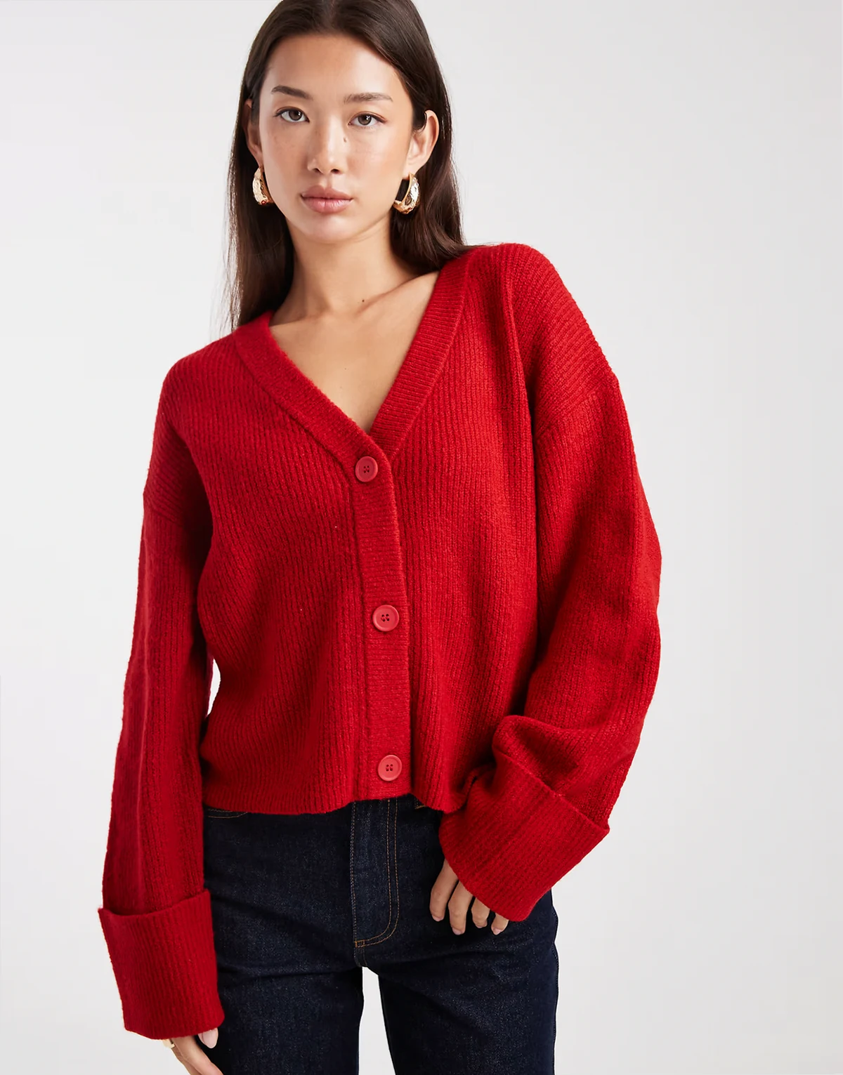 – Strickjacke in Tomatenrot mit breiten Manschetten und V-Ausschnitt