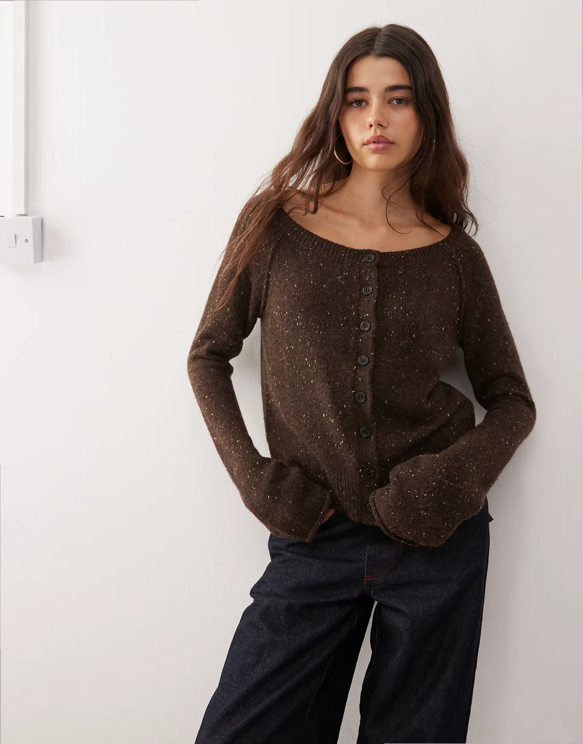 – Schulterfreie Strickjacke aus Wollmix in braun meliert