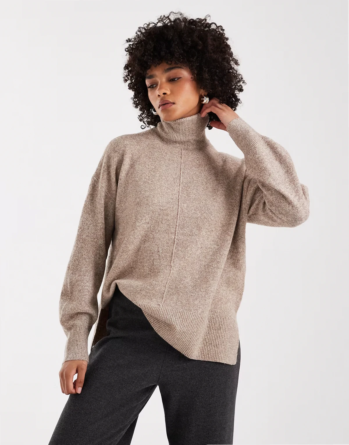 – Strickpullover in Beige mit Rollkragen und voluminösen Ärmeln