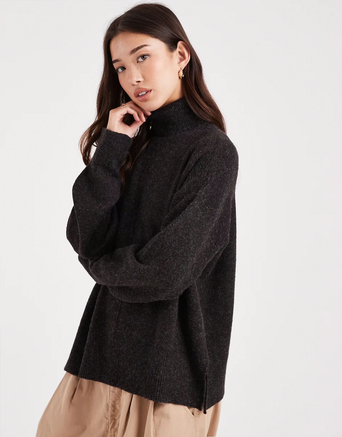 – Strickpullover in Schokobraun mit Rollkragen und voluminösen Ärmeln