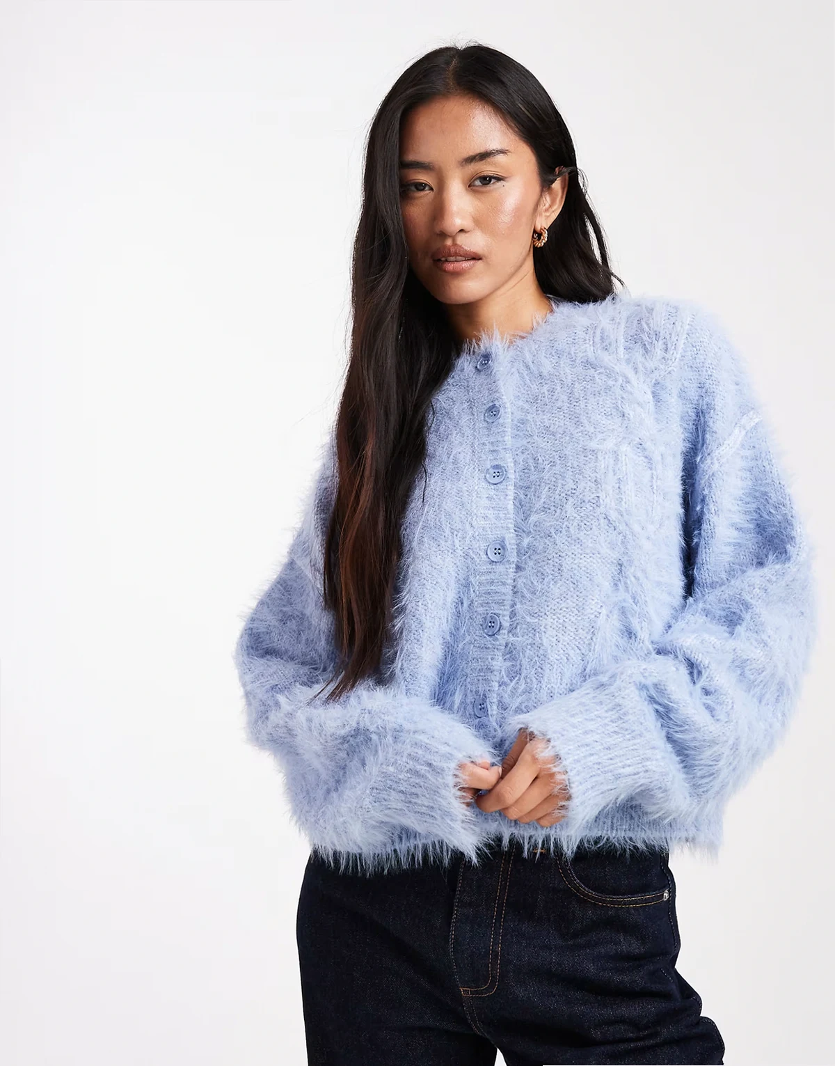 – Flauschige Strickjacke in Zartblau mit Zopfmuster und Rundhalsausschnitt